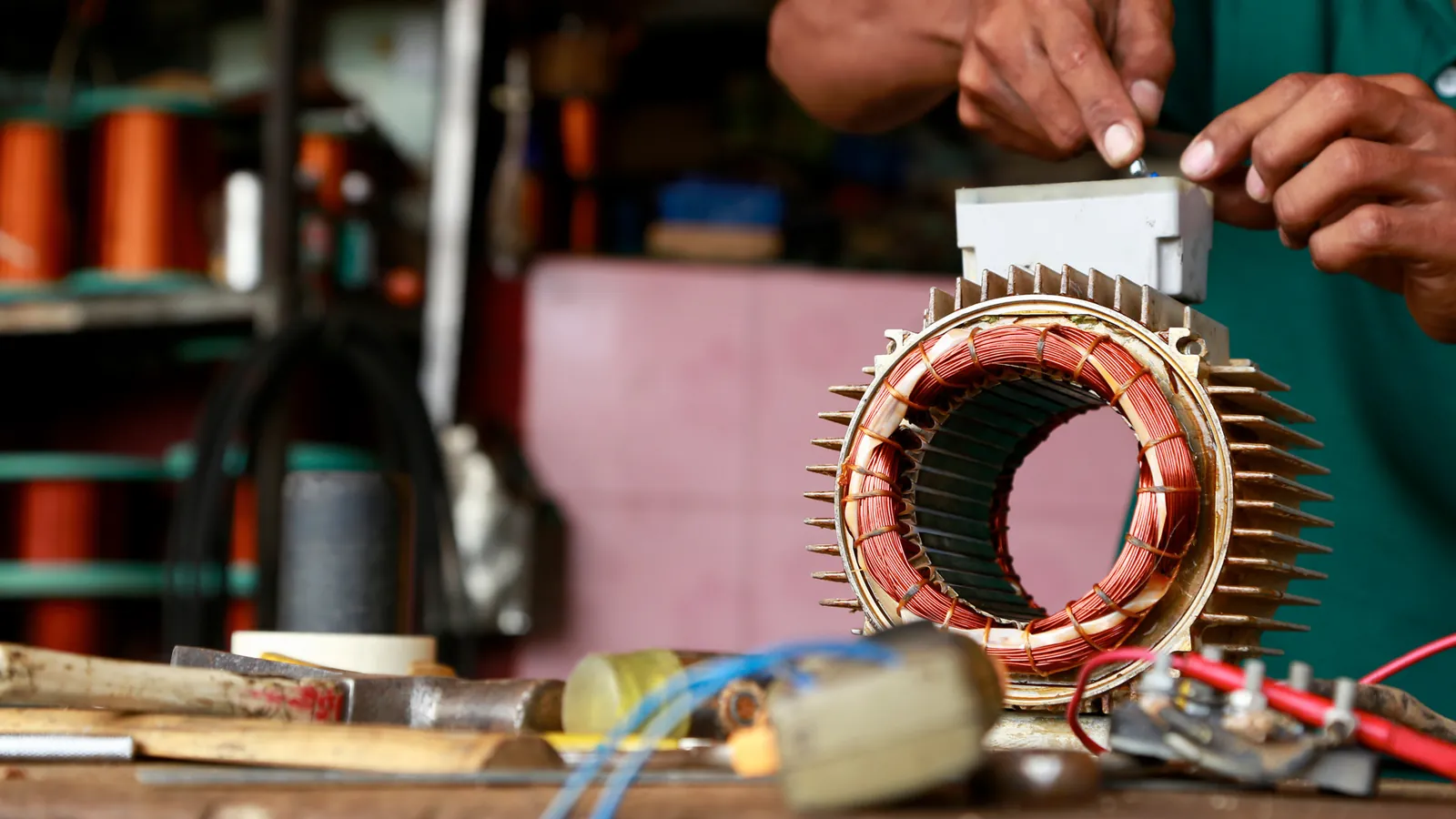 Técnico da CSM trabalhando na rebobinagem de um motor elétrico